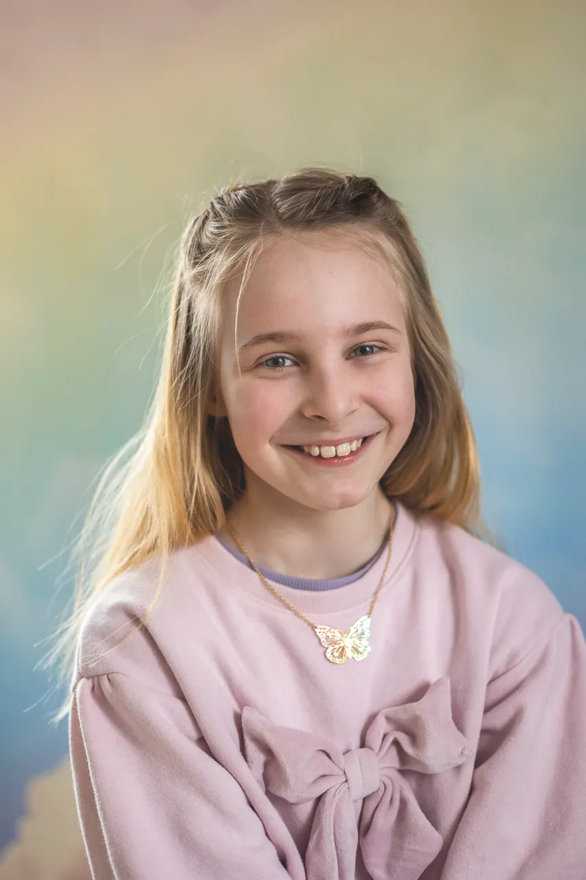 Mädchen lächelt bei einem ruhigen Kindergartenporträt